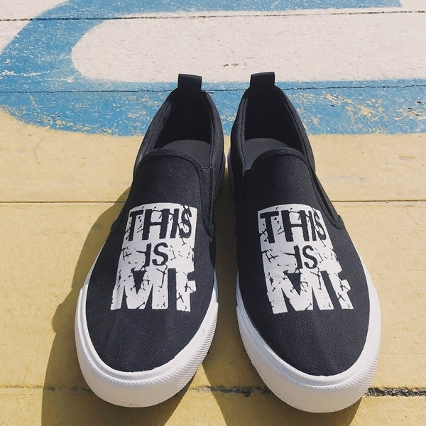 Mocasini pentru bărbați cu inscripții în alb și negru