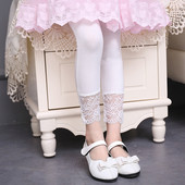 Jambiere zilnice pentru copii pentru o fată în alb cu dantelă