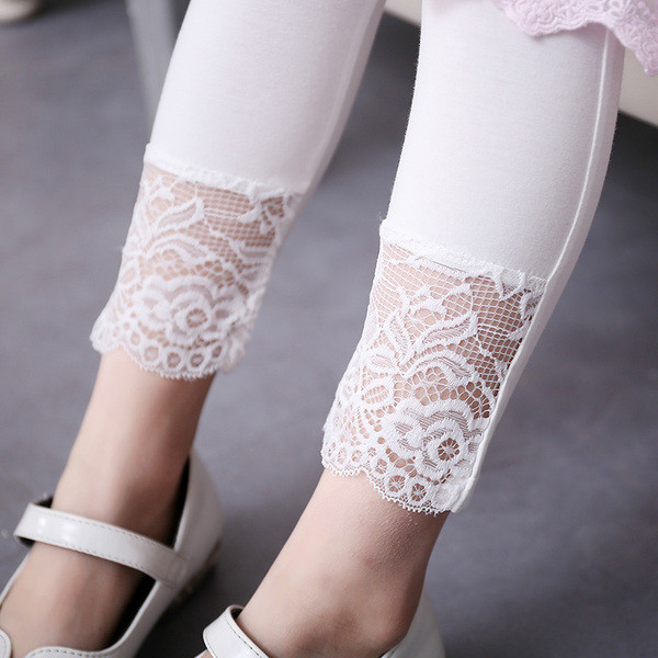 Jambiere zilnice pentru copii pentru o fată în alb cu dantelă