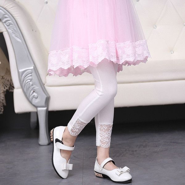 Jambiere zilnice pentru copii pentru o fată în alb cu dantelă