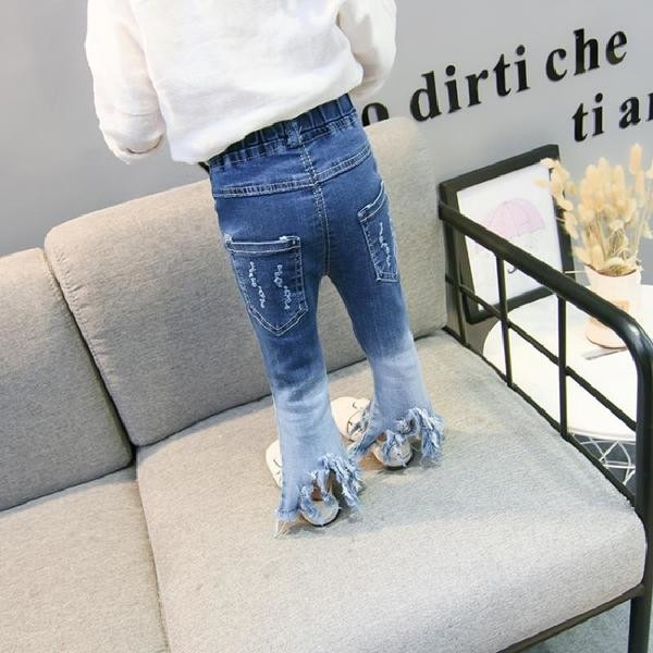 Blugi de copii pentru o fată cu motive rupte