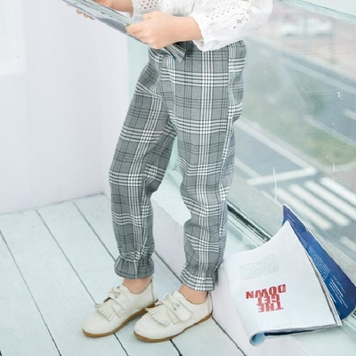 Pantaloni comozi pentru copii în carouri pentru o fată