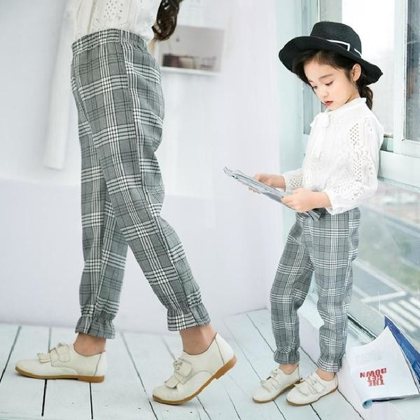 Pantaloni comozi pentru copii în carouri pentru o fată