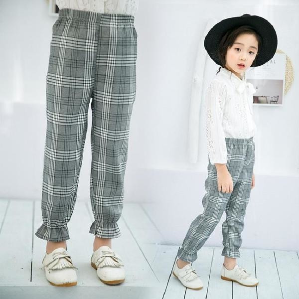 Pantaloni comozi pentru copii în carouri pentru o fată