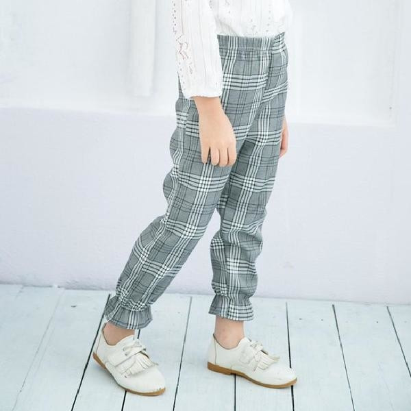 Pantaloni comozi pentru copii în carouri pentru o fată