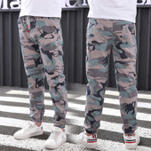 Παιδικά casual παντελόνια με καμουφλάζ στοιχεία