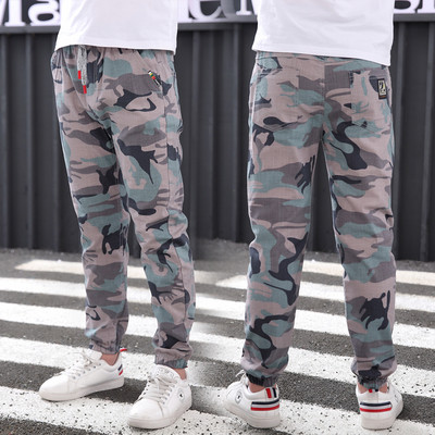 Παιδικά casual παντελόνια με καμουφλάζ στοιχεία