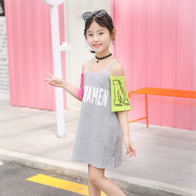 Παιδικό μοντέρνο φόρεμα με γυμνούς ώμους και επιγραφές σε δύο χρώματα