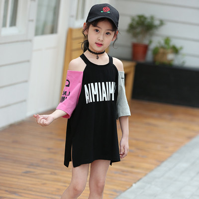 Παιδικό μοντέρνο φόρεμα με γυμνούς ώμους και επιγραφές σε δύο χρώματα