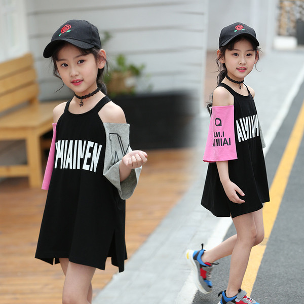 Rochie modernă pentru copii cu umerii goi și inscripții în două culori