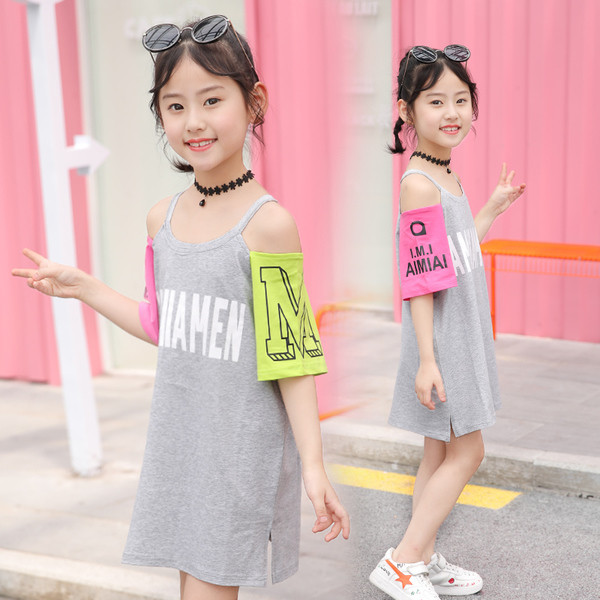 Rochie modernă pentru copii cu umerii goi și inscripții în două culori