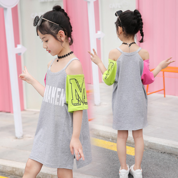 Rochie modernă pentru copii cu umerii goi și inscripții în două culori