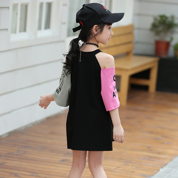 Rochie modernă pentru copii cu umerii goi și inscripții în două culori