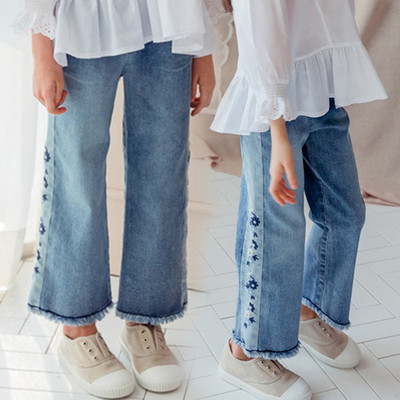 Gyerekfarmer lányoknak virágos díszítéssel - széles modell