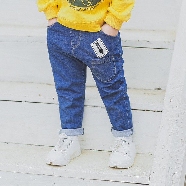 Blugi pentru copii de culoare închisă și deschisă cu buzunar decorativ