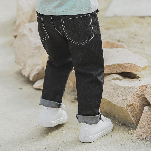 Blugi pentru copii de culoare închisă și deschisă cu buzunar decorativ