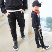 Παιδικά μοντέρνα τζιν σε σκούρο χρώμα με πολύχρωμη επένδυση