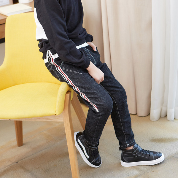 Παιδικά μοντέρνα τζιν σε σκούρο χρώμα με πολύχρωμη επένδυση