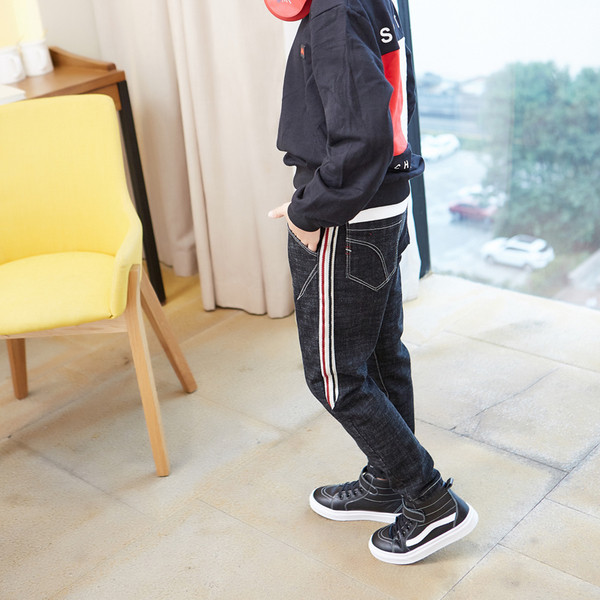 Παιδικά μοντέρνα τζιν σε σκούρο χρώμα με πολύχρωμη επένδυση