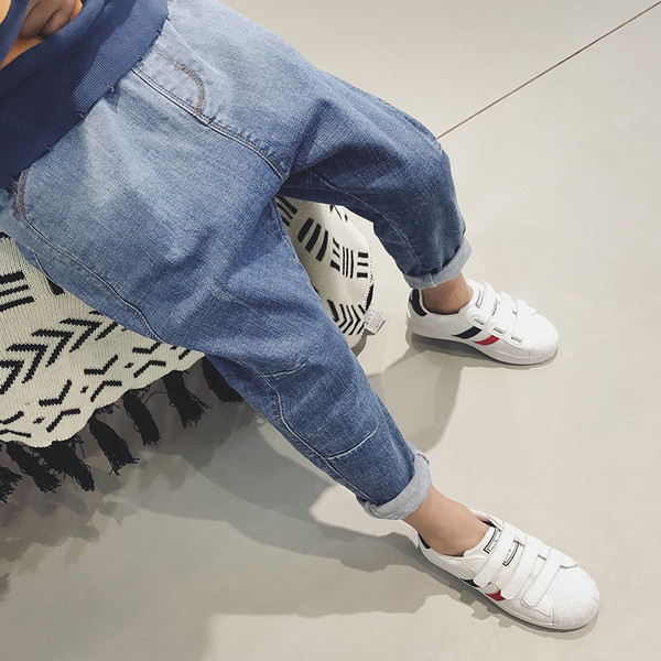 Pantaloni de blugi curați pentru copii de culoare deschisă