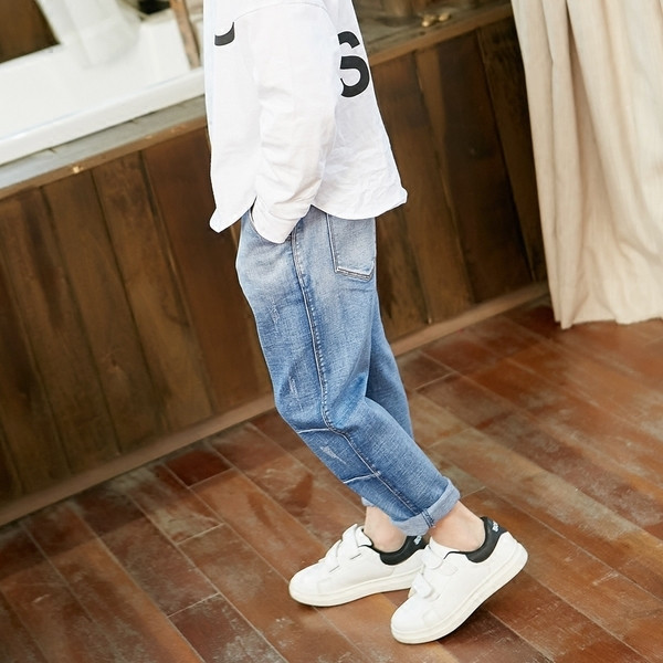 Pantaloni de blugi curați pentru copii de culoare deschisă