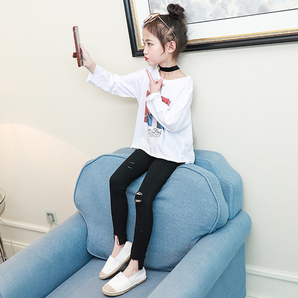 Pantaloni copii pentru o fata cu motive rupte in negru