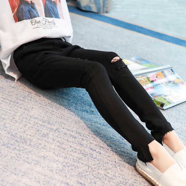 Pantaloni copii pentru o fata cu motive rupte in negru