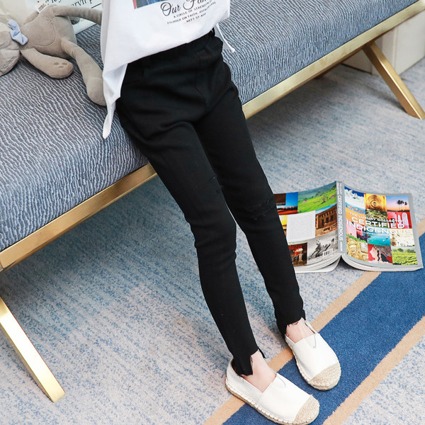 Pantaloni copii pentru o fata cu motive rupte in negru