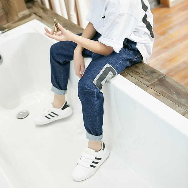 Blugi copii model lat de culoare inchisa cu imprimeu