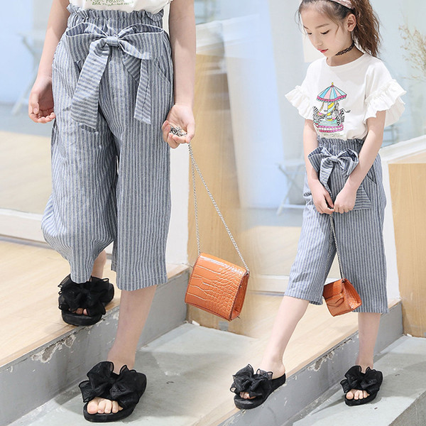 Pantaloni moderni pentru copii pentru o fată cu talie înaltă și model lat cu panglică