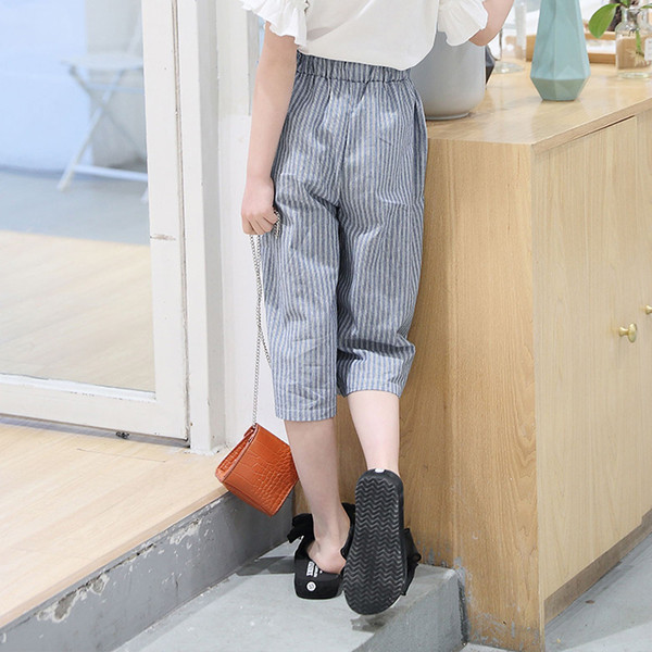 Pantaloni moderni pentru copii pentru o fată cu talie înaltă și model lat cu panglică