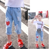 Blugi pentru copii rupti pentru o fata cu decor colorat