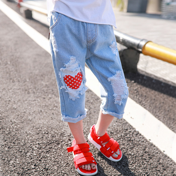 Blugi pentru copii rupti pentru o fata cu decor colorat