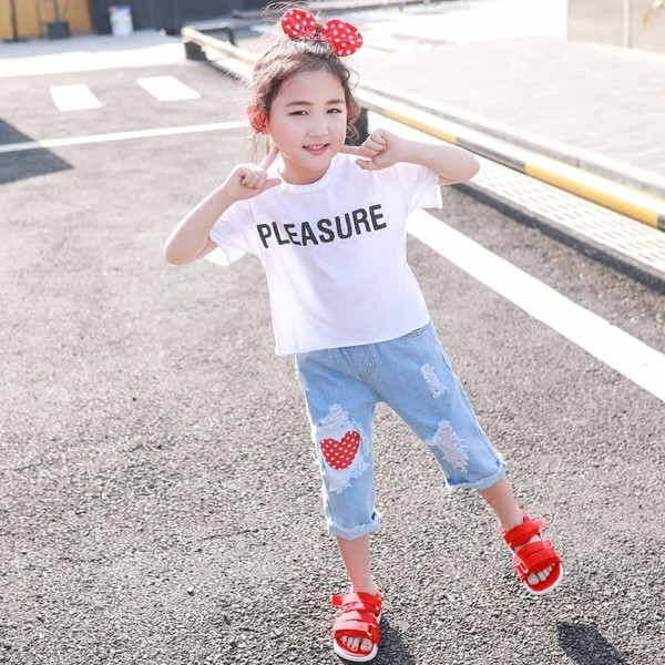 Blugi pentru copii rupti pentru o fata cu decor colorat