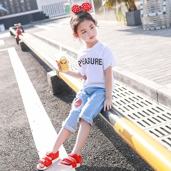 Blugi pentru copii rupti pentru o fata cu decor colorat