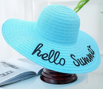 Pălărie de damă de vară cu inscripție în patru culori