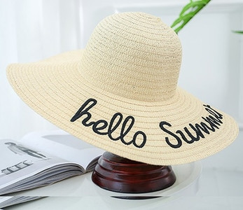 Pălărie de damă de vară cu inscripție în patru culori