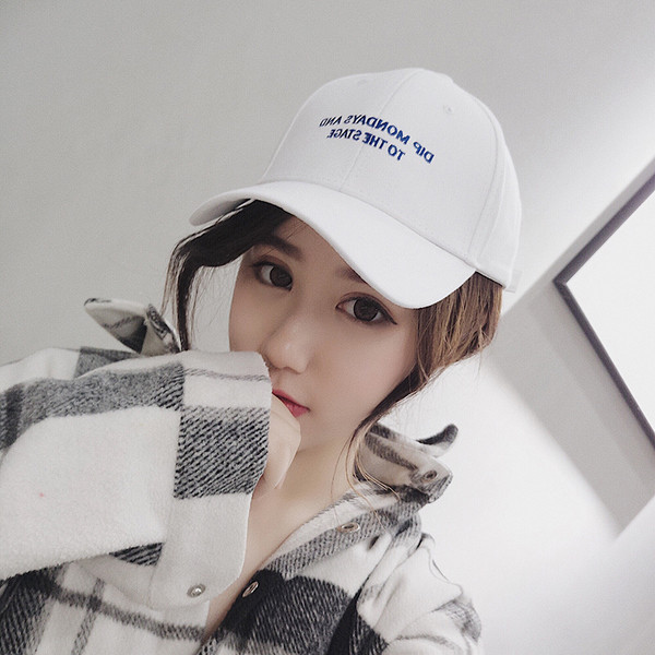 Palarie sport de dama cu vizor si inscription in patru culori