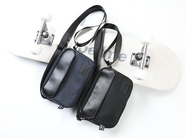 Geantă confortabilă pentru bărbați în negru și albastru