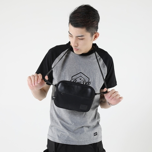 Geantă confortabilă pentru bărbați în negru și albastru