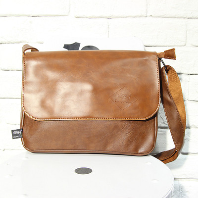 Ανδρική δερμάτινη τσάντα σε καφέ και μαύρο χρώμα