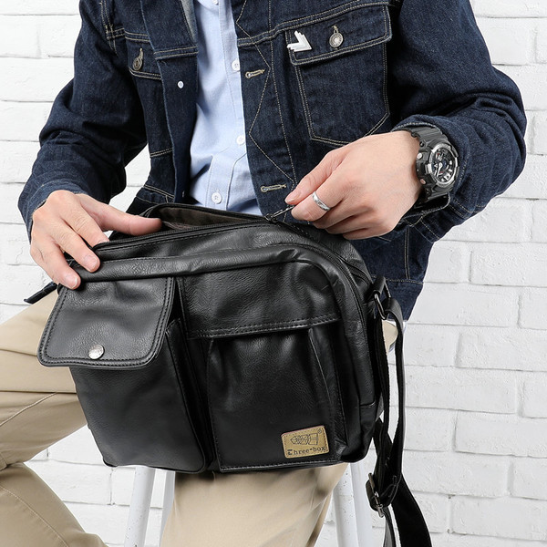 Geanta barbati din piele ecologica cu buzunare frontale in trei culori