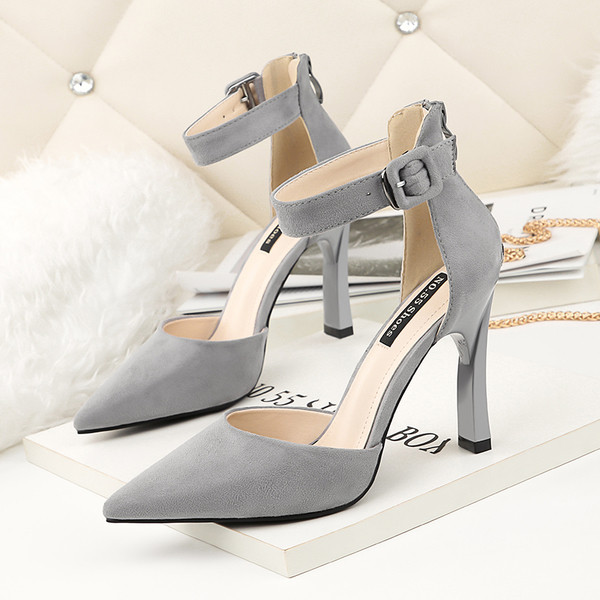 Pantofi de dama de piele intoarsa semideschisi cu inchidere la glezna