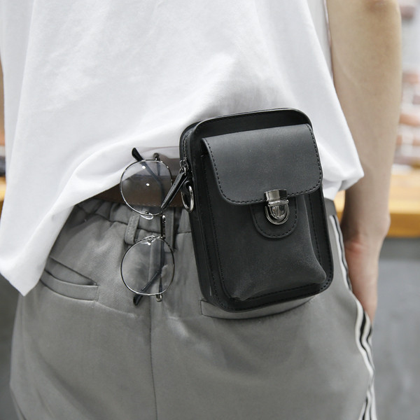 Κομψή μικρή  ανδρική τσάντα σε μαύρο και καφέ χρώμα