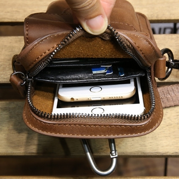 Κομψή μικρή  ανδρική τσάντα σε μαύρο και καφέ χρώμα