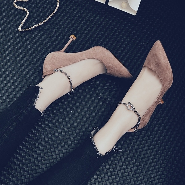 Μοντέρνα γυναικεία παπούτσια  με ψηλό τακούνι  με μεταλλικό στοιχείο στο αστράγαλο