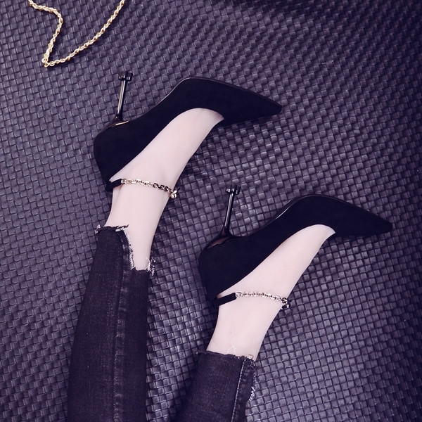 Μοντέρνα γυναικεία παπούτσια  με ψηλό τακούνι  με μεταλλικό στοιχείο στο αστράγαλο