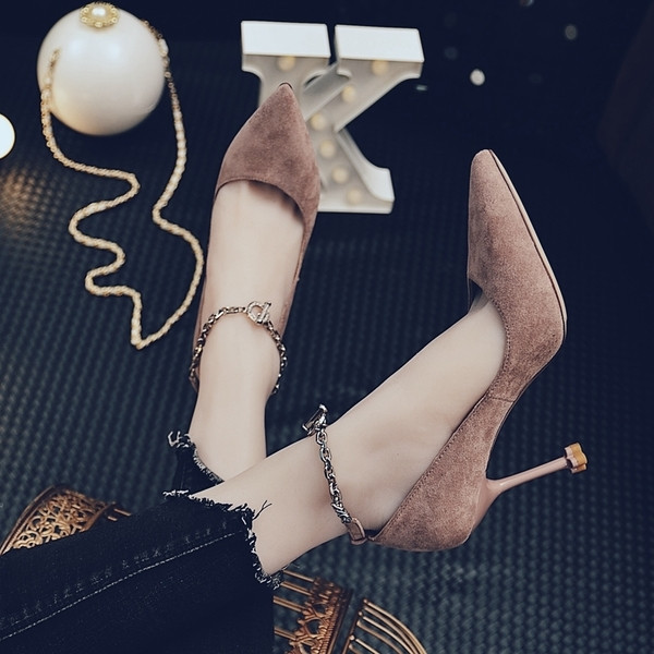 Μοντέρνα γυναικεία παπούτσια  με ψηλό τακούνι  με μεταλλικό στοιχείο στο αστράγαλο