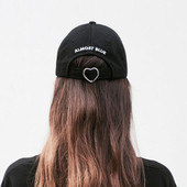 Pălărie de damă cu vizor și inscripție în negru, gri și roz