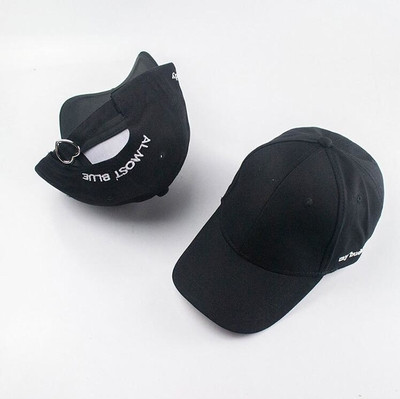 Pălărie de damă cu vizor și inscripție în negru, gri și roz